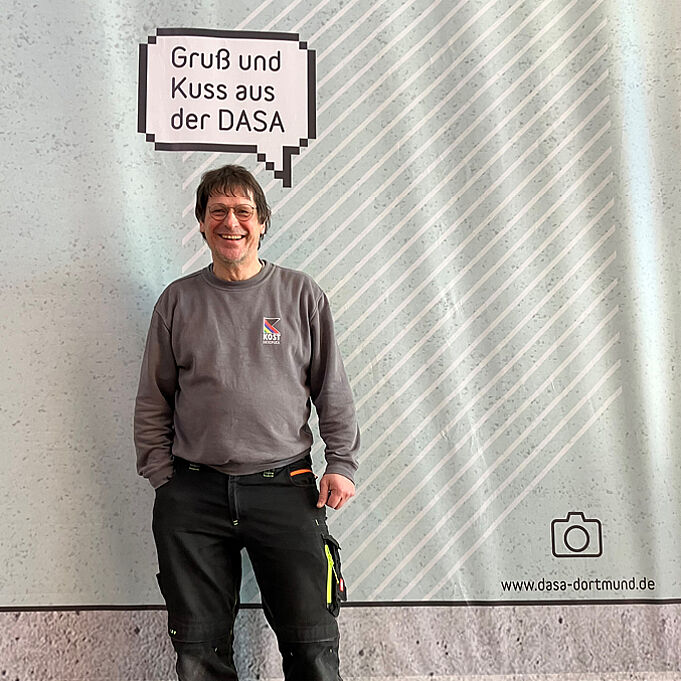 Mann steht vor dem DASA-Banner